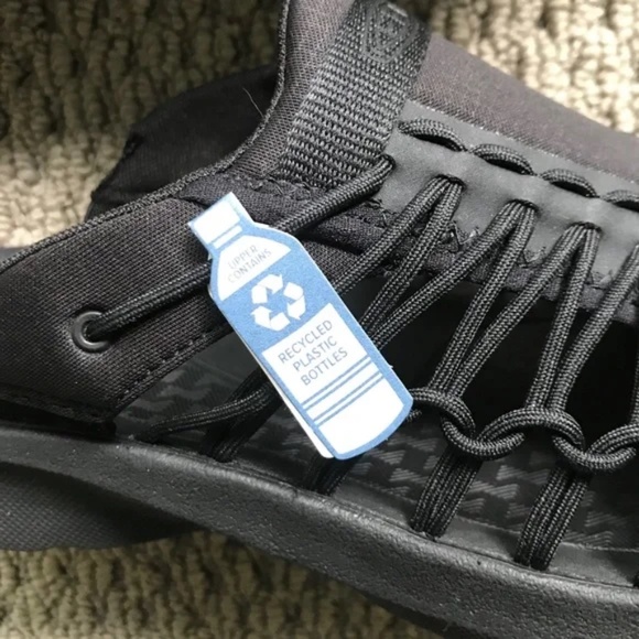 Men's / Unisex KEEN UNEEK SNK Slide On Slippers In Black/Black - Picture 8 of 16